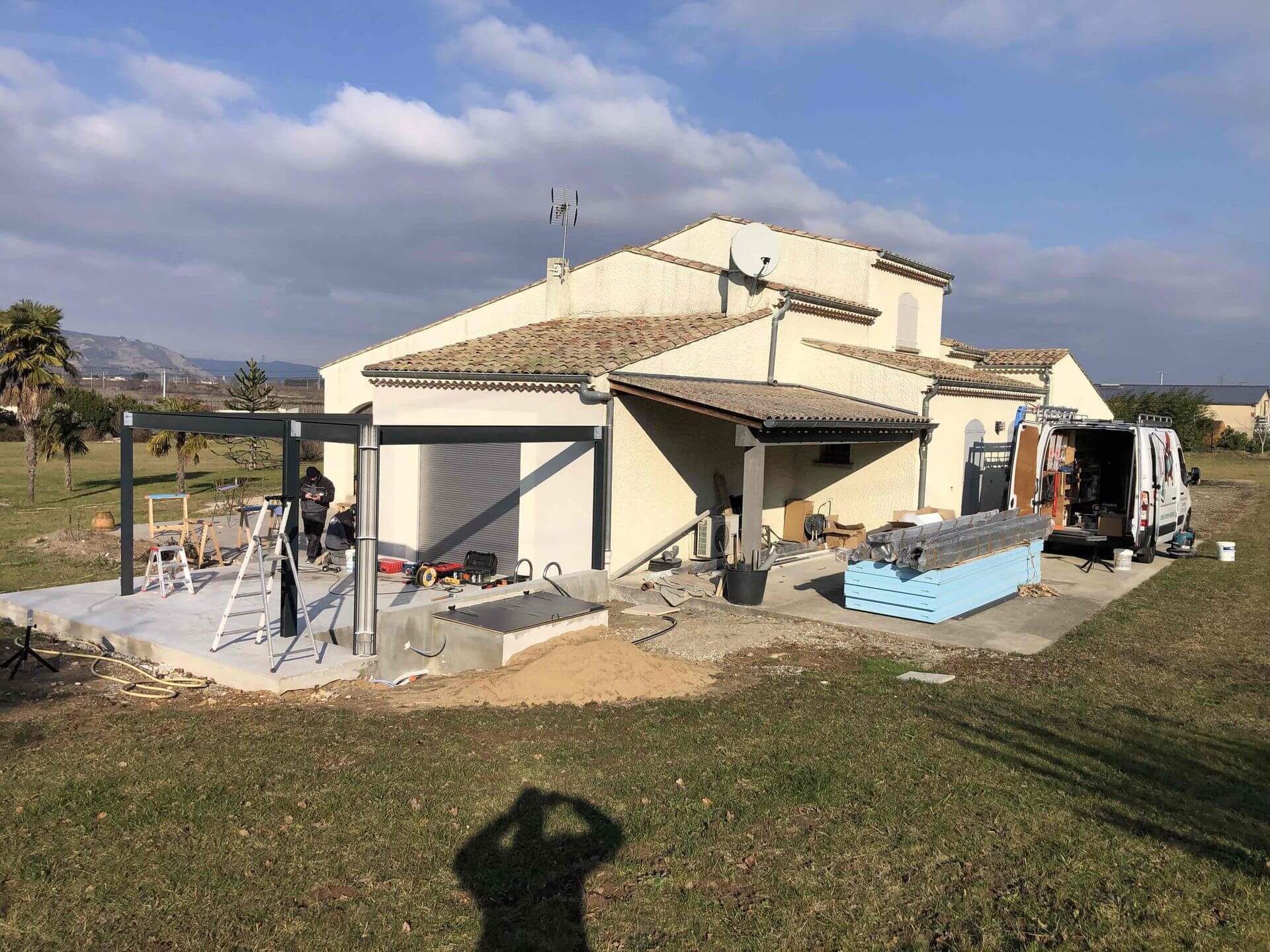 Installation d'une pergola contre une maison
