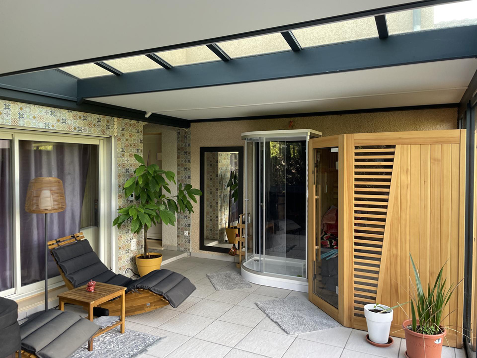 Intérieur d'une véranda avec un puit de lumière