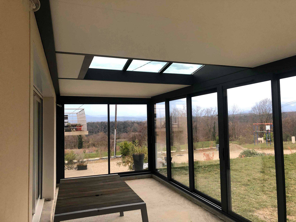 Véranda vue de l'intérieur avec un puit de lumière